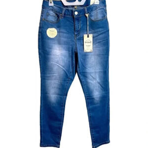 NWT’S. Raw 7 skinny Jeans with faded design on front and back. 
Size: 14